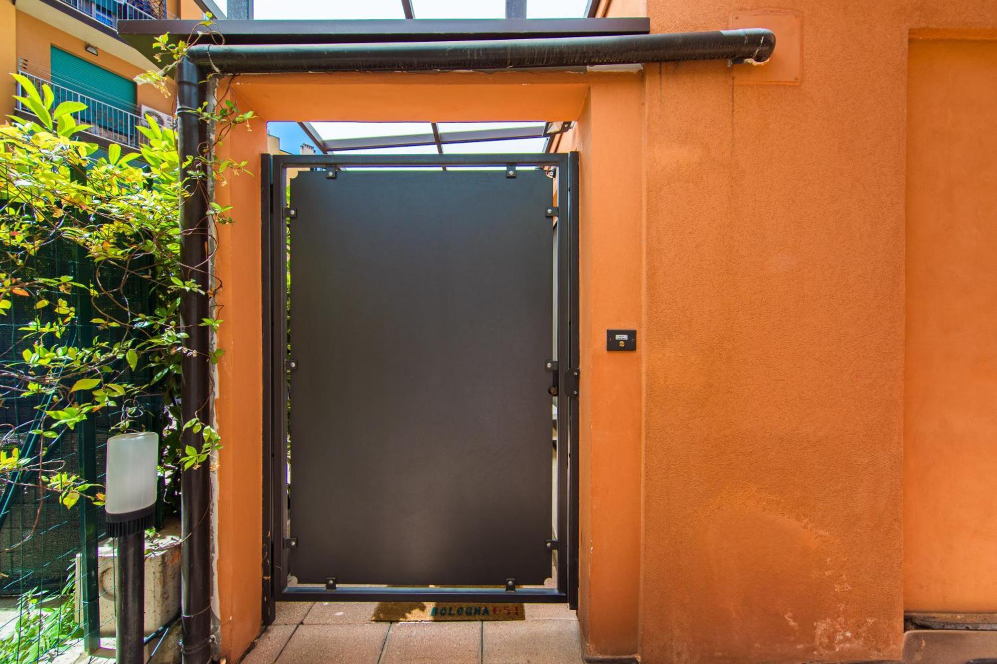Nettuno Apartment - Private Garden In Bologna Center Экстерьер фото